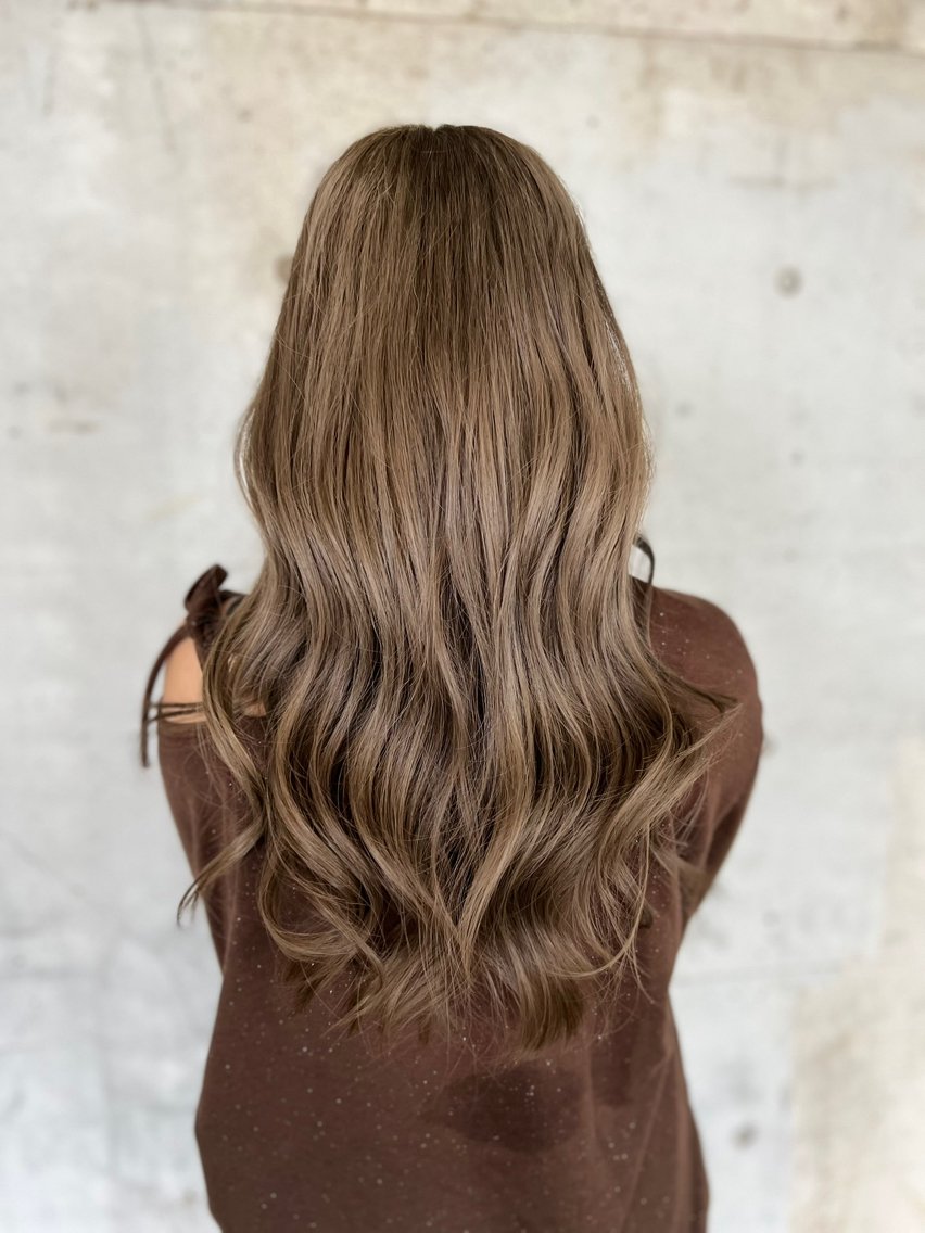 ロング カラー ベージュカラー ブリーチ ダブルカラー オリーブベージュ くびれヘア ヘアカラー Liere Muuのヘアスタイル
