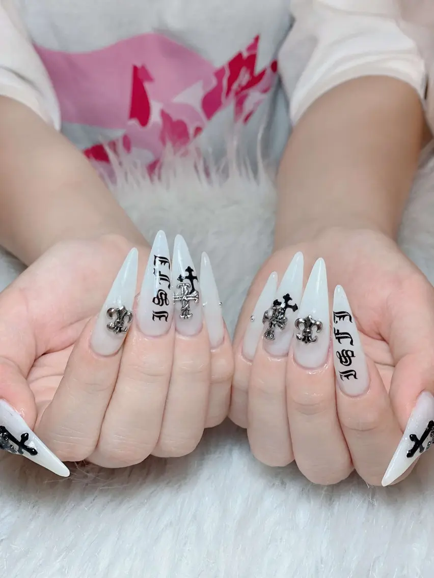 ネイル ジェルネイル ネイルチップ Queen Nail Salonのネイルデザイン