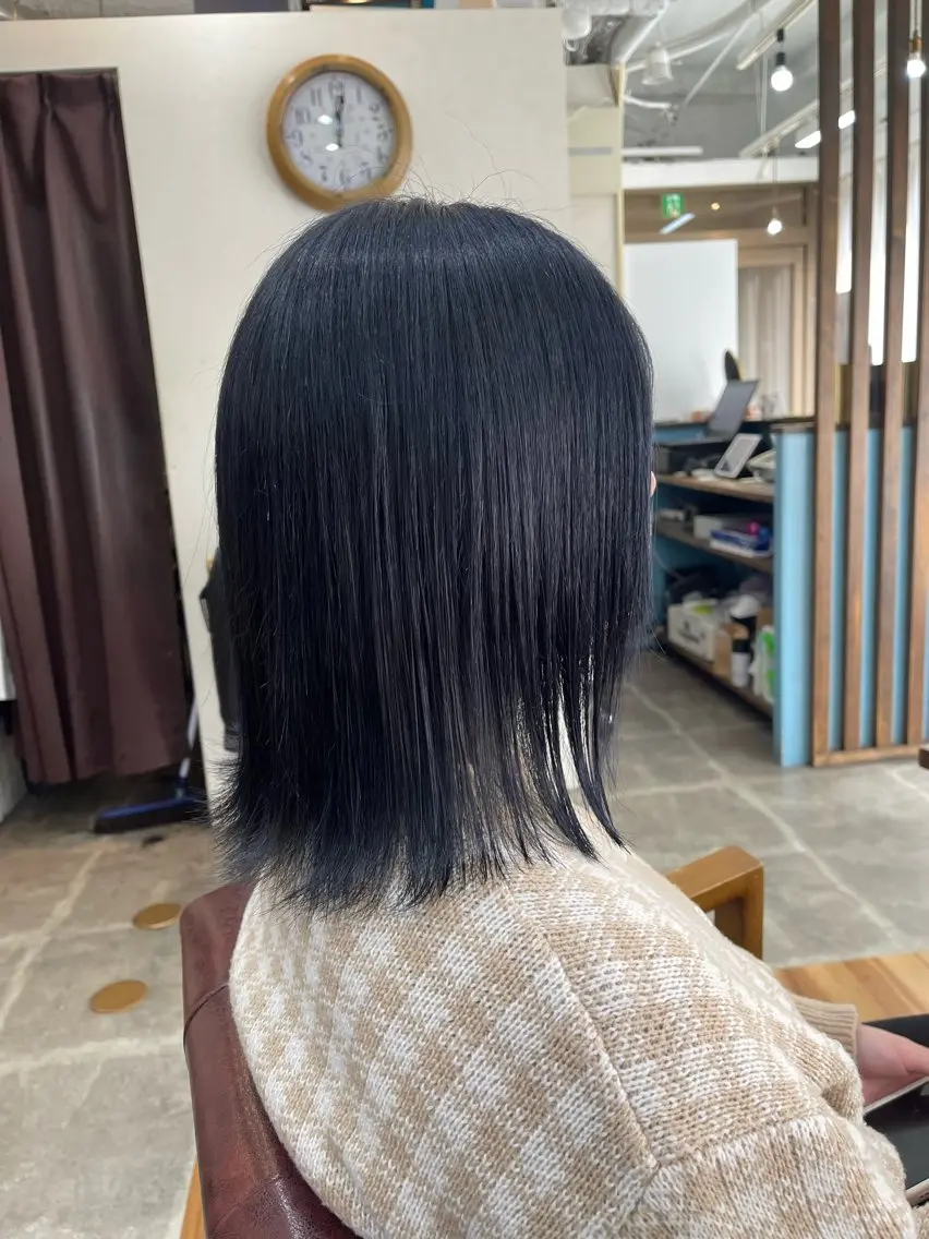 ミディアム カラー 黒髪 ブリーチ ブルーカラー ブルーブラック ケアブリーチ ヘアカラー トリートメント ダブルカラー/ 髪質改善💎安藤のヘアスタイル