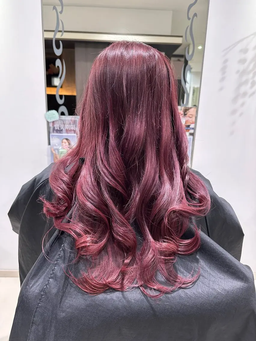 ミディアム 木曜日空きあり‼️ 艶々カラー🩷のヘアスタイル