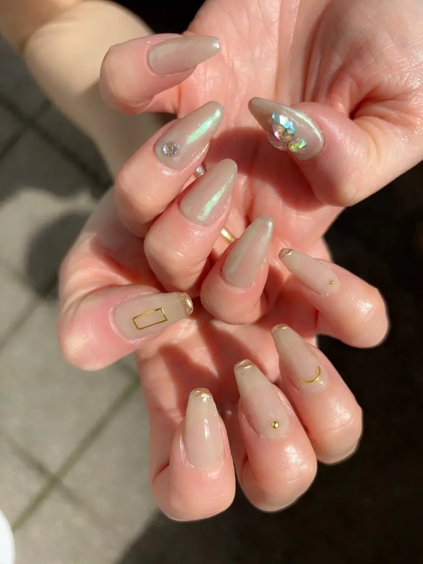ネイル オーロラネイル ゴールド komohana salon🌺のネイルデザイン