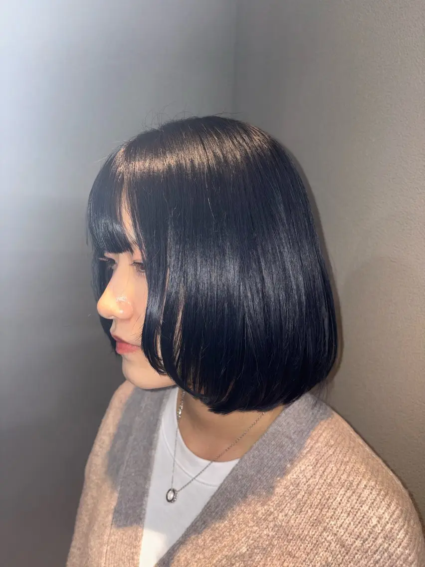 ショート カラー 黒髪 ブルーカラー ブルーブラック 透明感カラー 顔周りカット 淀 小南津のヘアスタイル