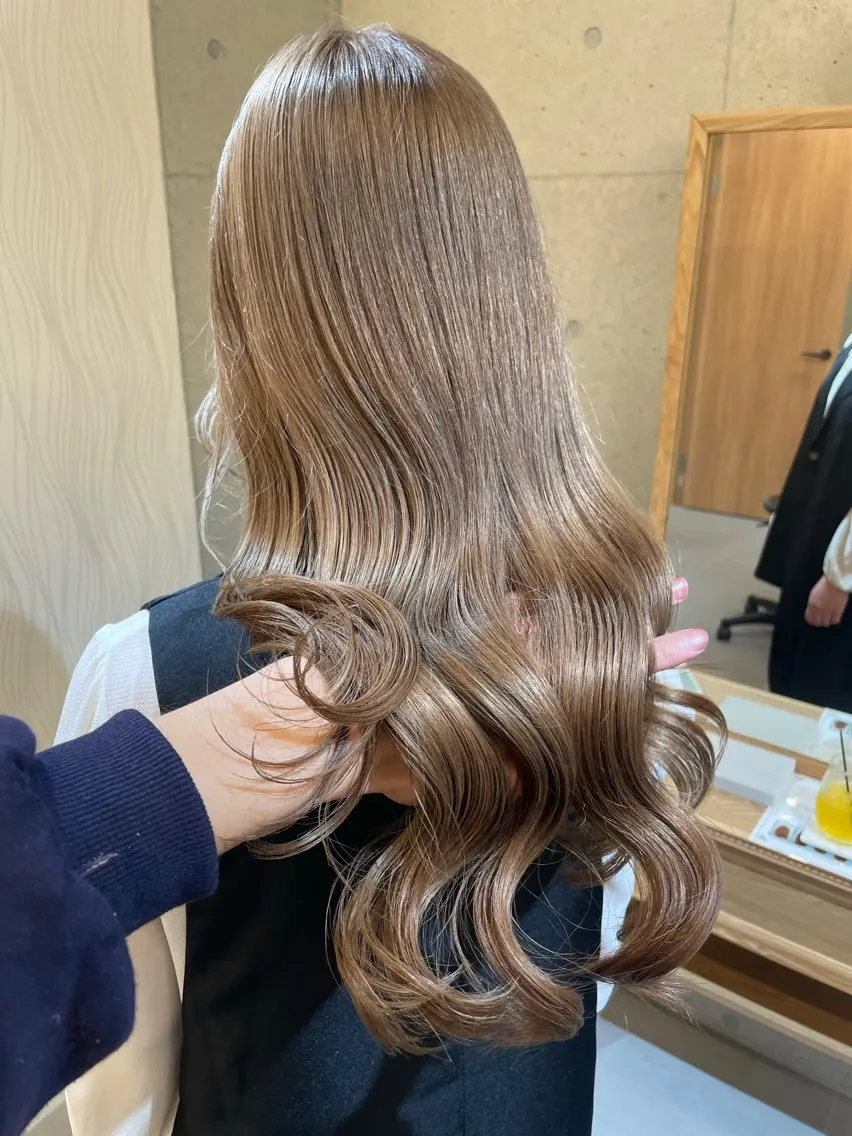 ロング カラー ベージュカラー ブリーチ ミルクティーベージュ レイヤーカット 羽田翔大/ブリーチ/ レイヤー/店長のヘアスタイル