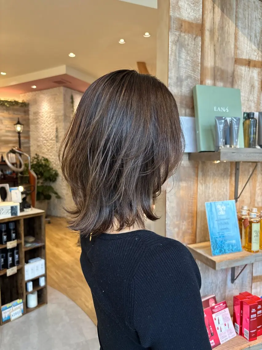 ミディアム カラー レイヤーカット 外ハネヘア カット ヘアカラー トリートメント レイヤーカット✨ 艶髪藤野のヘアスタイル