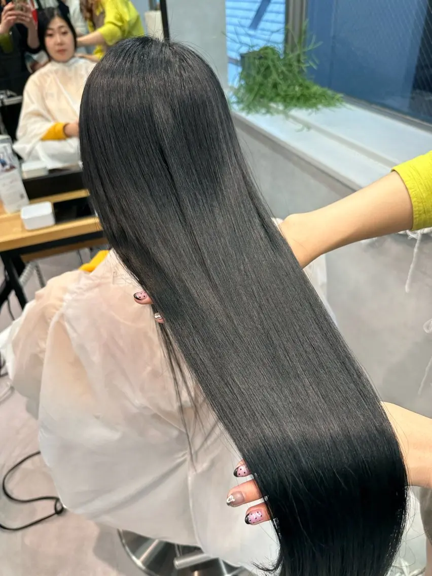 ロング カラー 黒髪 銀座レイヤーカット ×シースルー前髪のヘアスタイル