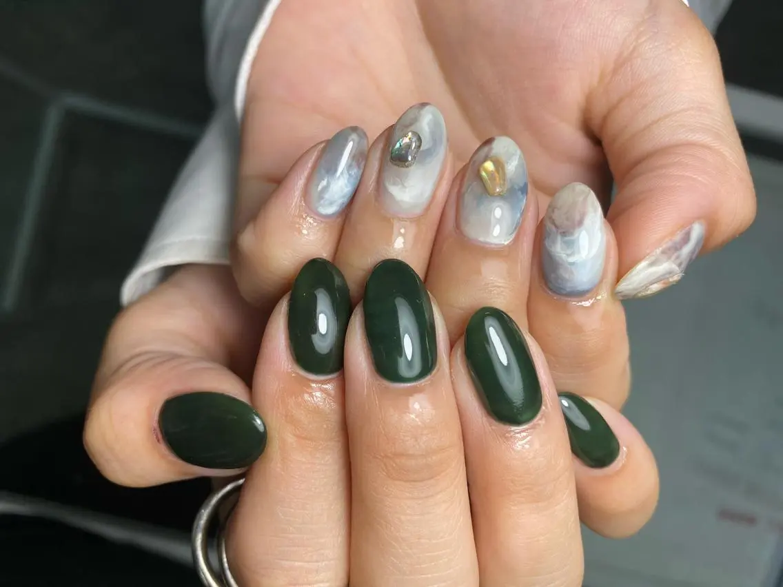 ネイル グリーン ニュアンスネイル ハンドネイル フットネイル GRANDE大須 栄/店長 aki🌙のネイルデザイン