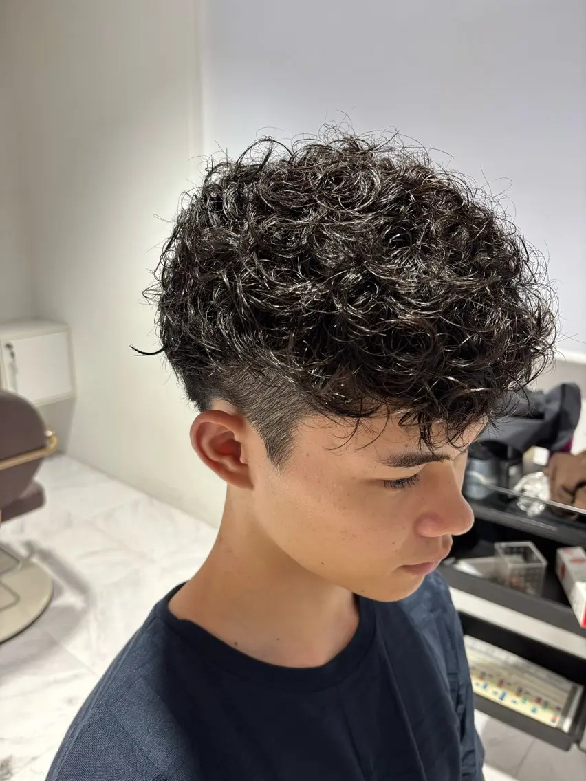 メンズ スペインカール カット メンズ特化 山崎南乃のヘアスタイル