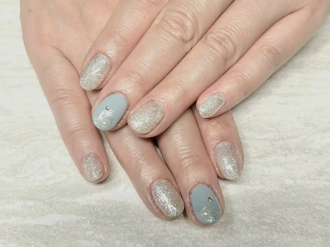 ネイル ラメ(グリッター) 水色 オフィスネイル 春ネイル JULIE NAILのネイルデザイン