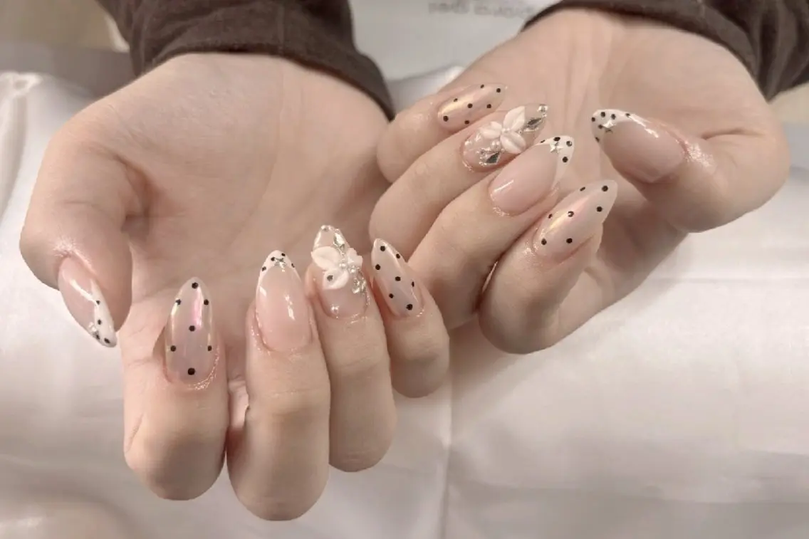ネイル アートネイル ドット フレンチネイル 春ネイル ブライダルネイル ハンドネイル Beaubie nailサロンのネイルデザイン