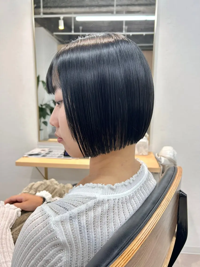 ミディアム カラー 黒髪 ブルーカラー ブルーブラック ボブ カット ヘアカラー トリートメント ハイライト/レイヤー /艶髪/吉田愛望のヘアスタイル