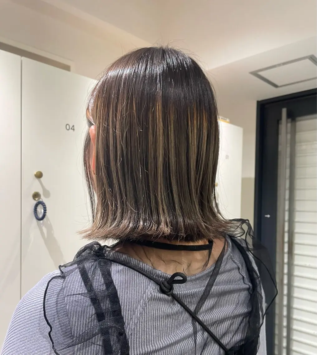 【ポイントカラーでおしゃれに💫】カット+デザインブリーチ+トリートメントの写真