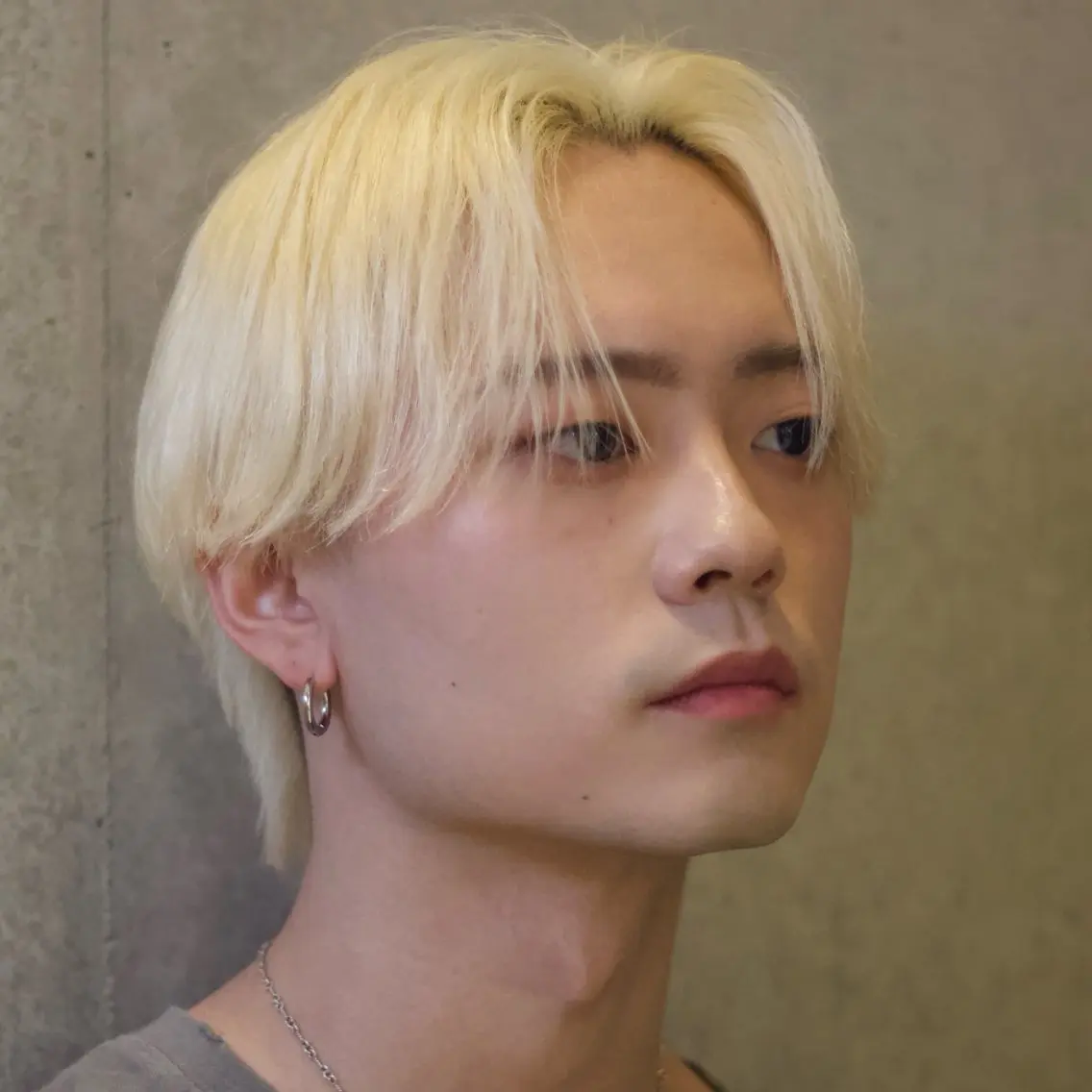 カラー メンズ メンズブリーチ センターパート メンズ韓国風 ブリーチ 抜きっぱなしブロンド ヘアカラー 杉江花琳/ メンズヘア/韓国ヘアのヘアスタイル