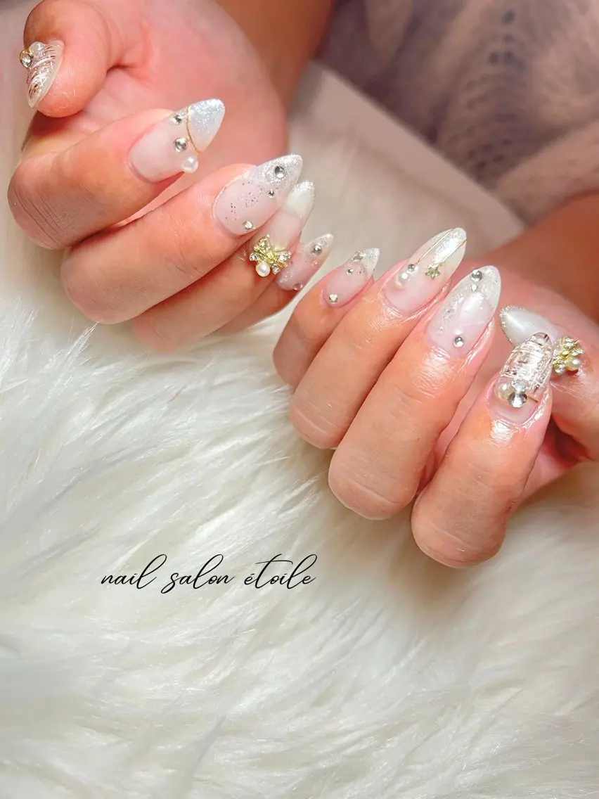 ネイル ストーンネイル ツイードネイル ホワイト 冬ネイル クリスマス ハンドネイル nail salon étoileのネイルデザイン