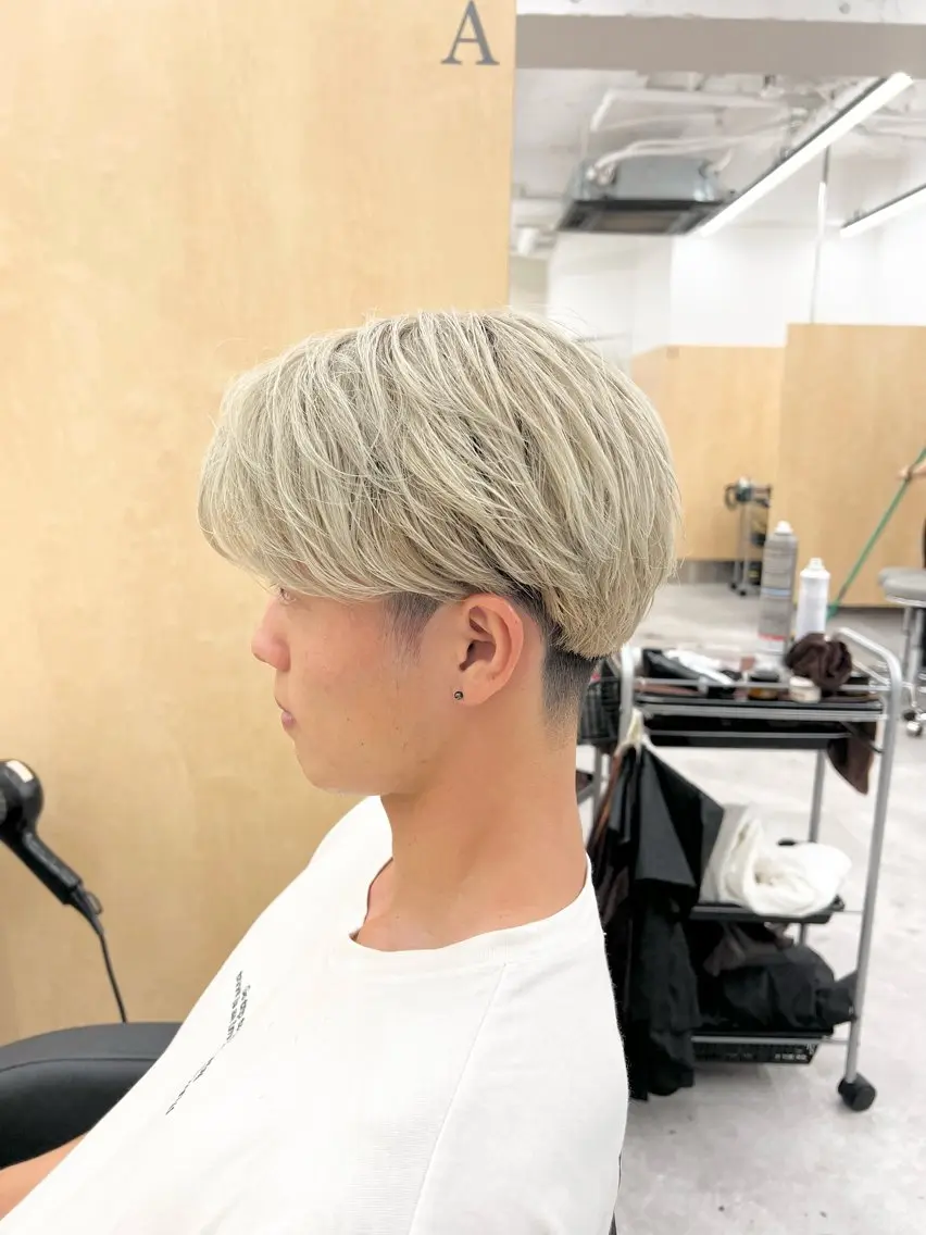 メンズ アップバング メンズハイトーン ヘアカラー トリートメント ヘッドスパ ヘアセット 🫧艶ダブルカラー ブリーチ🫧トモヤのヘアスタイル