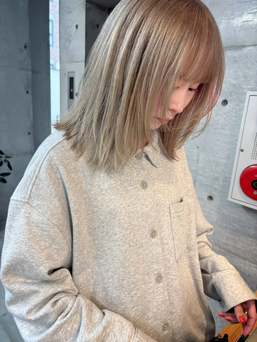 ミディアム カラー ヘアアレンジ ベージュカラー ブリーチ 外国人風カラー レイヤーカット son hair HIROEのヘアスタイル