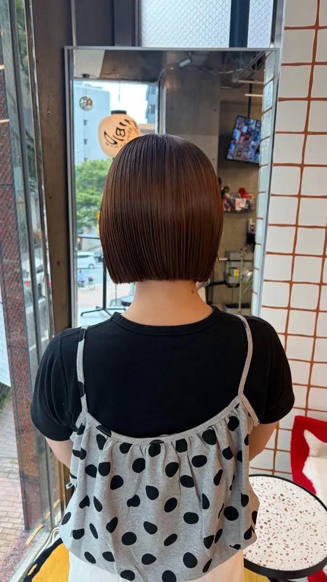 ショート カット sara ブリーチカラーのヘアスタイル