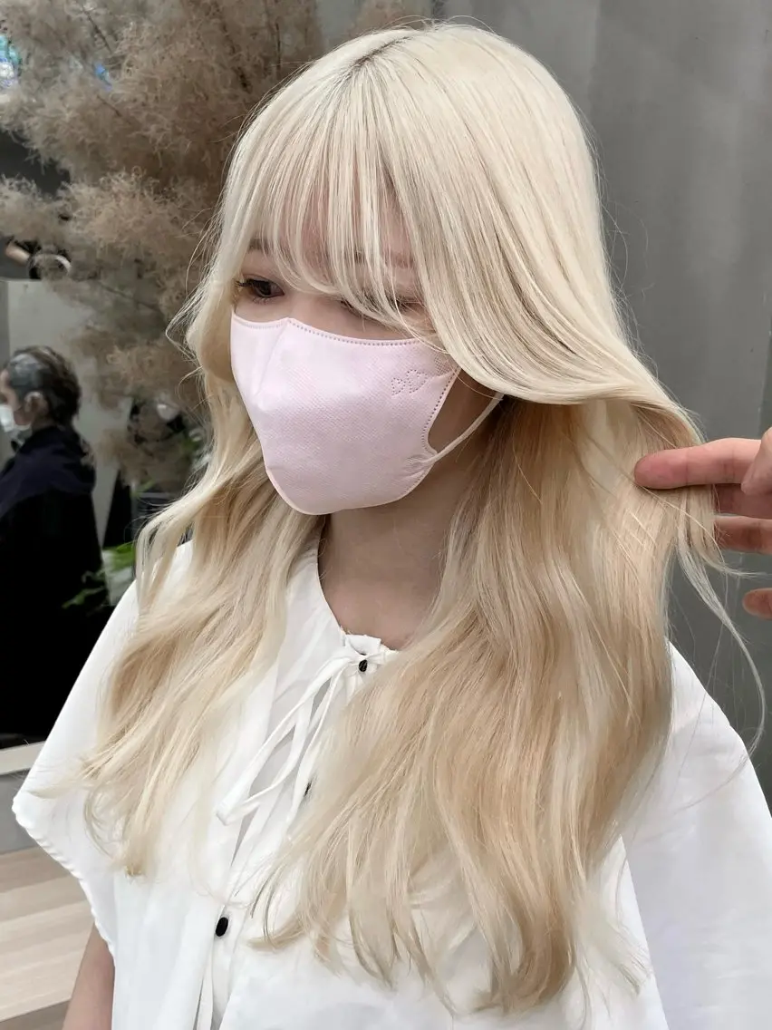 ロング カラー ブロンド ホワイトブロンド 顔まわりレイヤー 顔周りカット レイヤーカット イツク ⚡️ ルーツ/ハイトーンのヘアスタイル