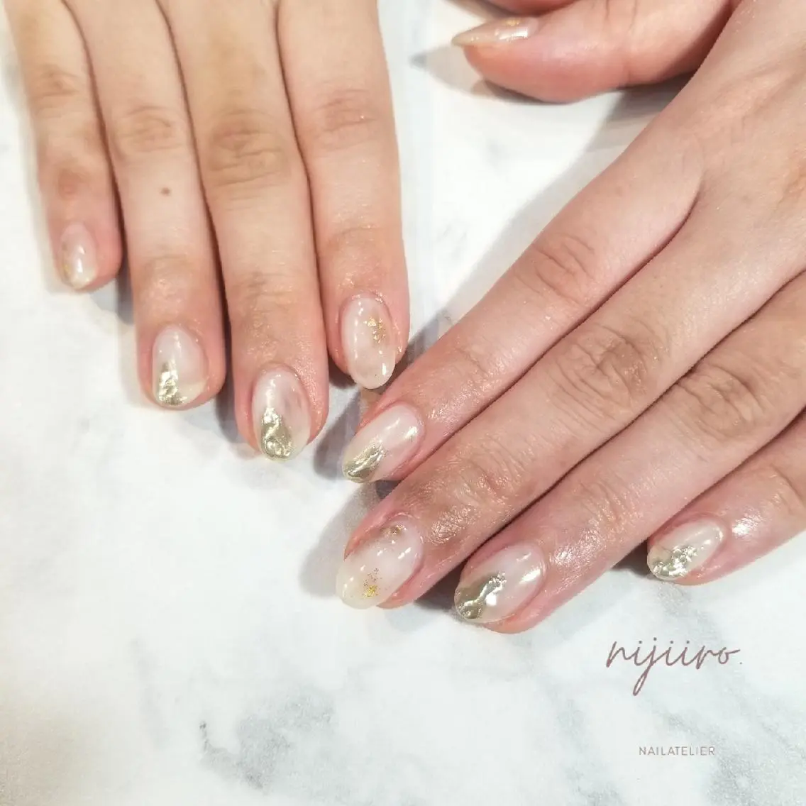 ネイル ミラーネイル ニュアンスネイル ホワイト ハンドネイル nijiiro🌈 サトウのネイルデザイン