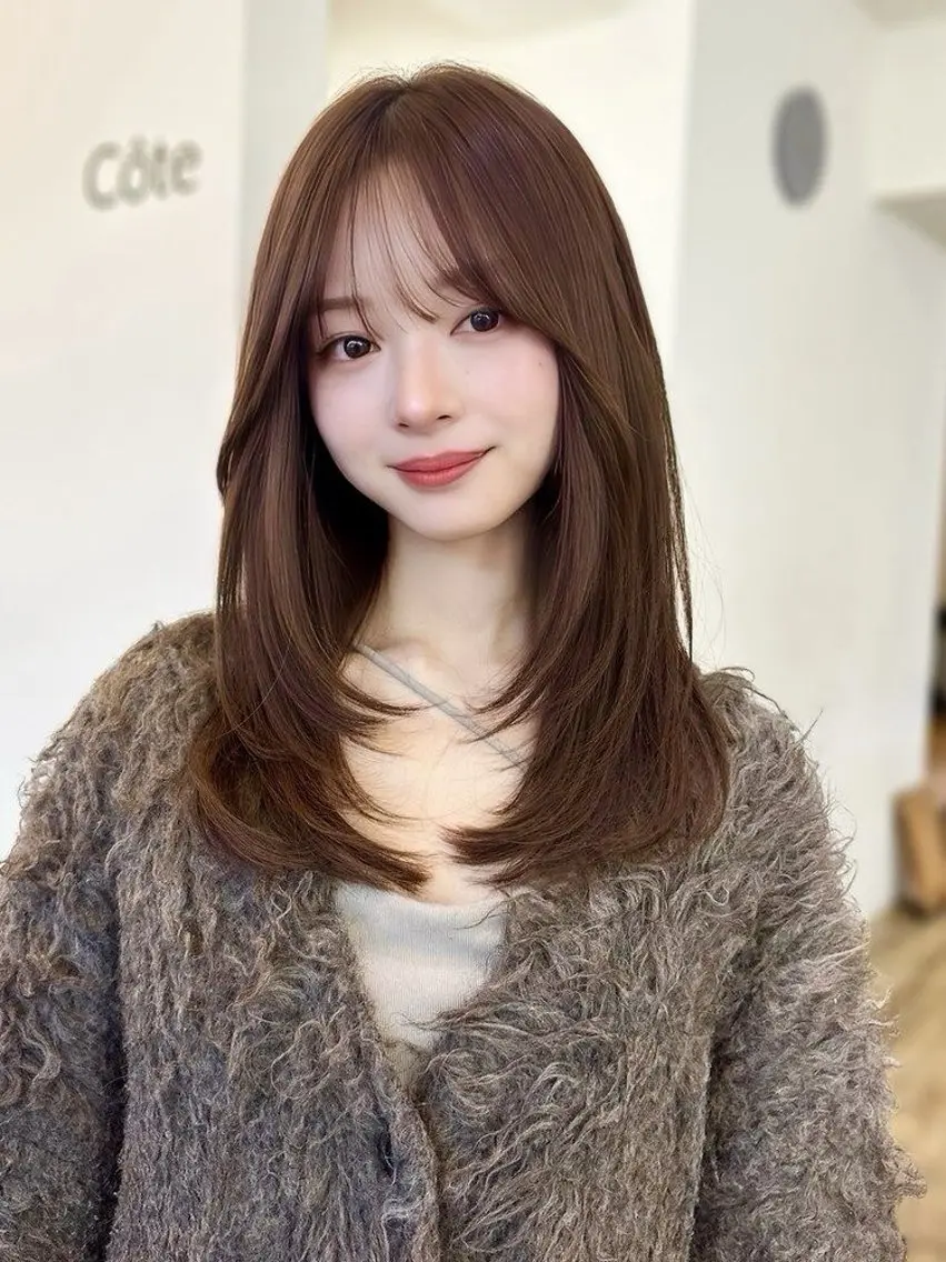 ミディアム ミディアムレイヤー/ 艶カラー🎀 emiのヘアスタイル