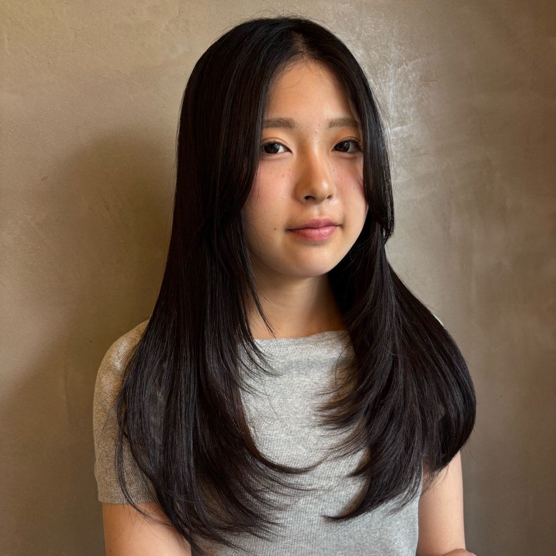 ロング 顔まわりレイヤー 顔周りカット 学生 レイヤーカット カット ワタナベ ミサキのヘアスタイル