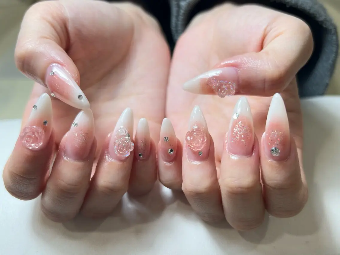 ネイル アートネイル フラワーネイル グラデーション キラキラネイル ピンク ハンドネイル LYYM Salon Nikoのネイルデザイン