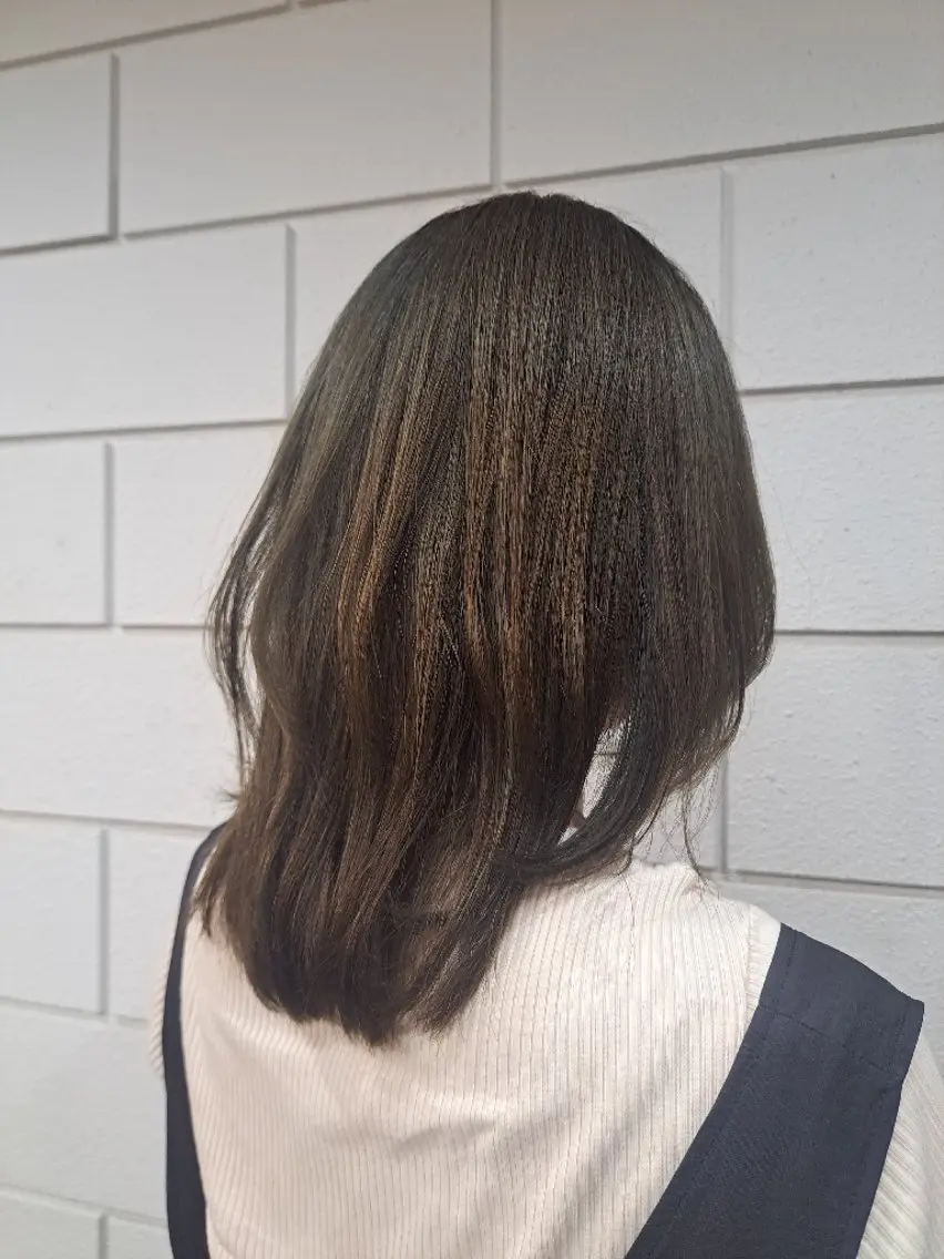 セミロング カラー ブリーチ ブリーチなしカラー オリーブカラー ヘアカラー 松島 冬浬のヘアスタイル