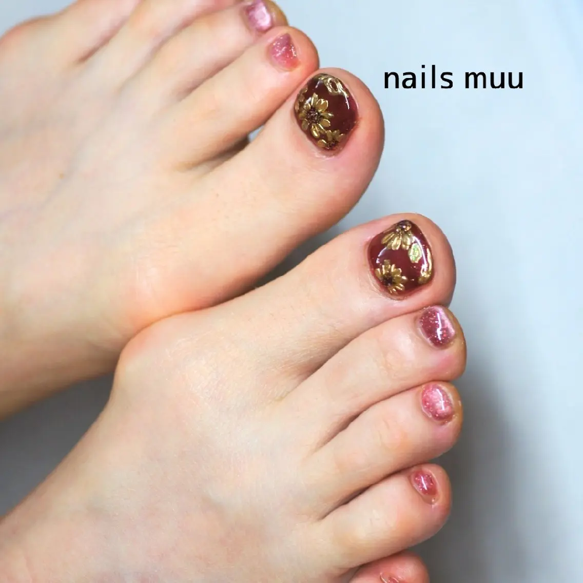 ネイル フットネイル ゴールド マグネットネイル 赤色 nails muu まゆのネイルデザイン