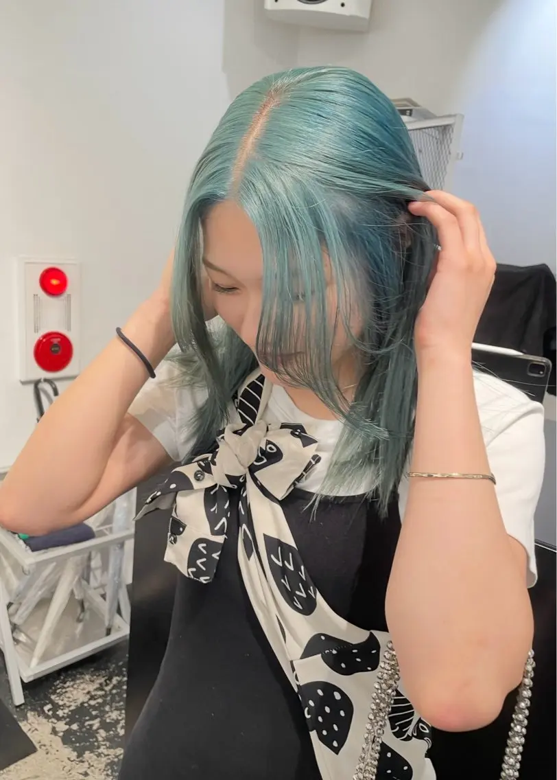 セミロング カラー ヘアアレンジ ブリーチ エメラルドグリーン ミント ミントグリーン カット ヘアカラー トリートメント 艶ハイトーン/ヘア アレンジAYAKAのヘアスタイル