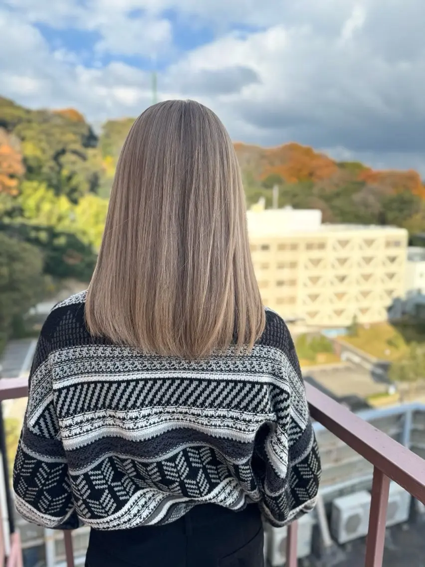 ミディアム カラー グレージュ ハイトーンカラー ミルクティーグレージュ ヘアカラー Viage （ビアージュ）のヘアスタイル