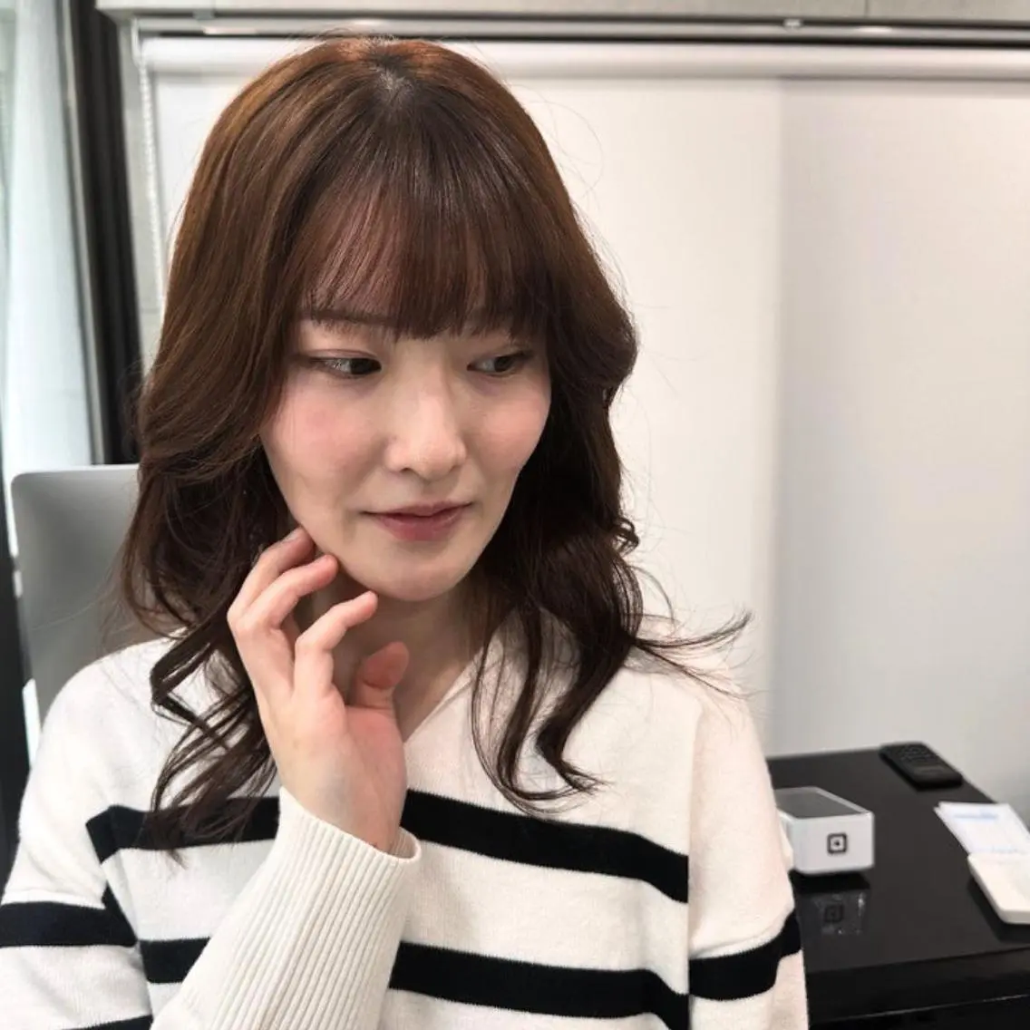 ミディアム カラー パーマ ブラウンカラー チェスナットブラウン シースルーバング 小顔カット ❇️安達 優心❇️ レイヤー/艶髪特化のヘアスタイル