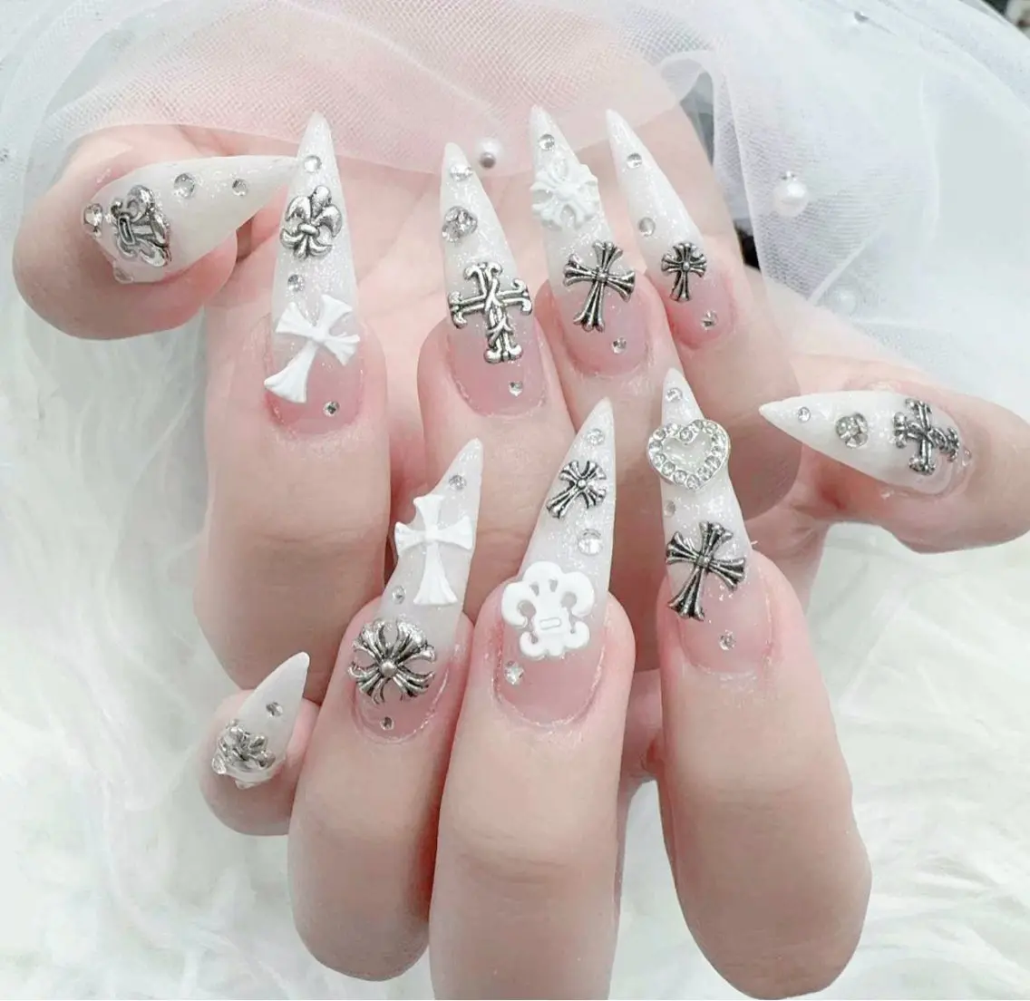 ネイル アートネイル オーロラネイル ボルドー チークネイル フレンチネイル ハンドネイル Sakura Nail Salonのネイルデザイン