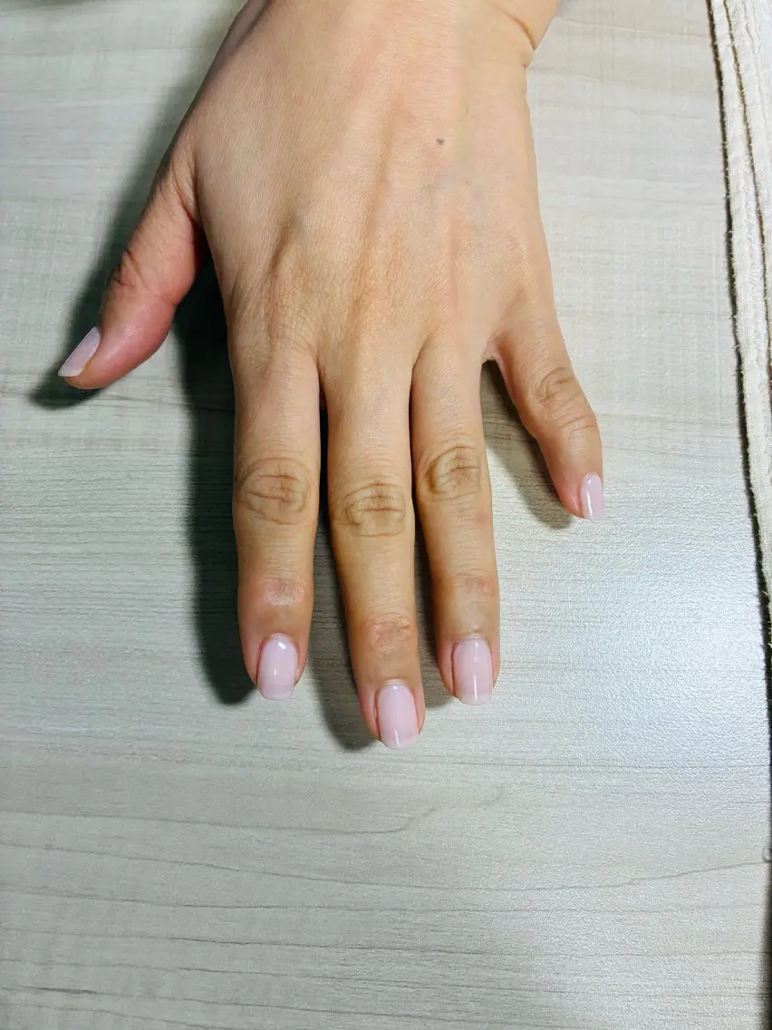 ハンドケア、シェラック（ジェル）赤、薄ピンク　　　　　　　　　　　　　　　　　　　　　（自爪の方限定メニューとなります）の写真