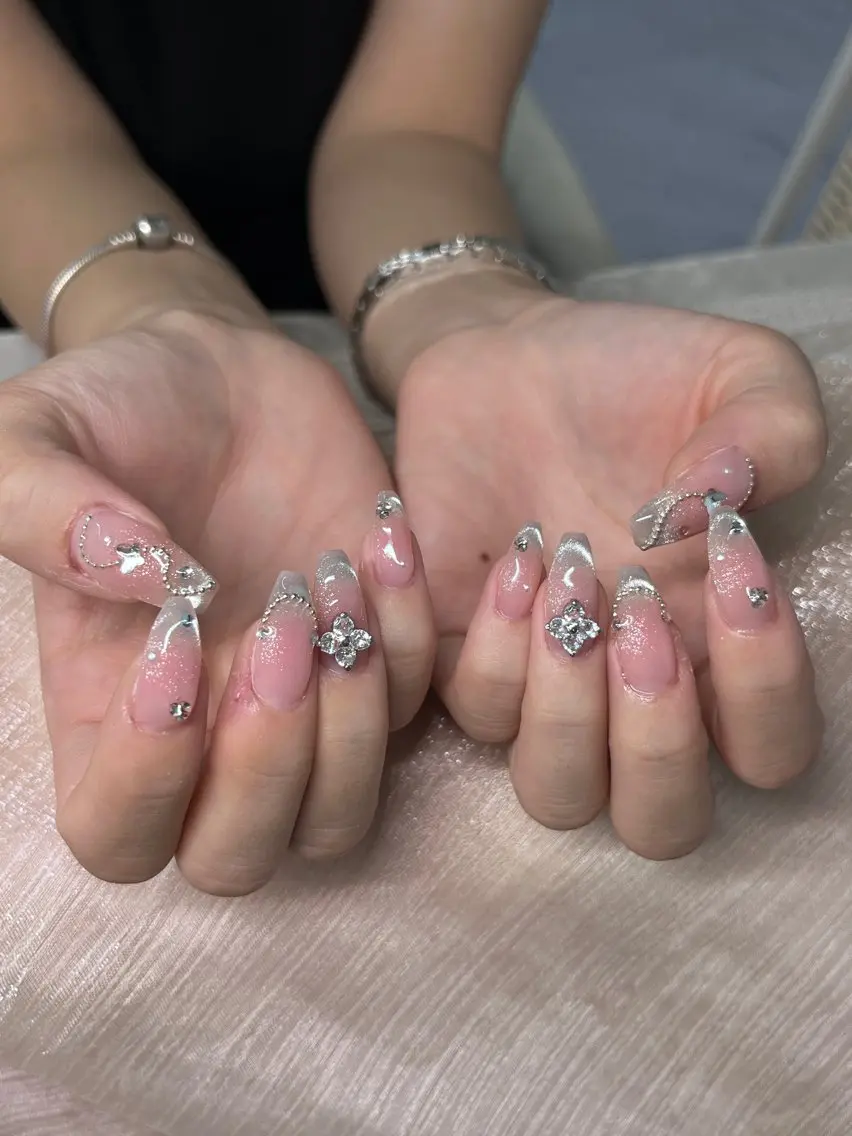 ネイル フレンチネイル キラキラネイル マグネットネイル マグネットフレンチ ハンドネイル ハンドケア ETE LUNA NAILのネイルデザイン