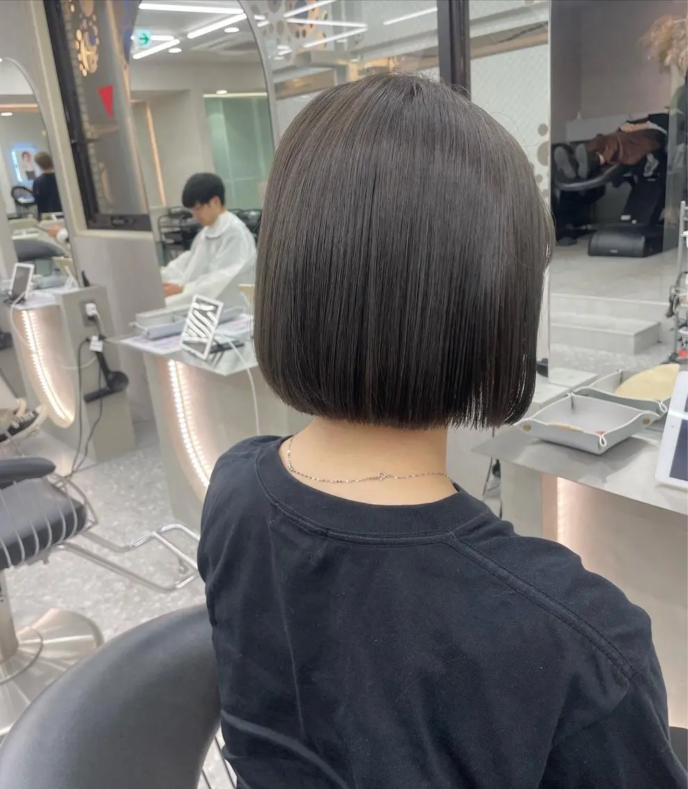 ショート カット ヘアカラー トリートメント 透明感オリーブ🫒/ ブリーチなしWカラーのヘアスタイル