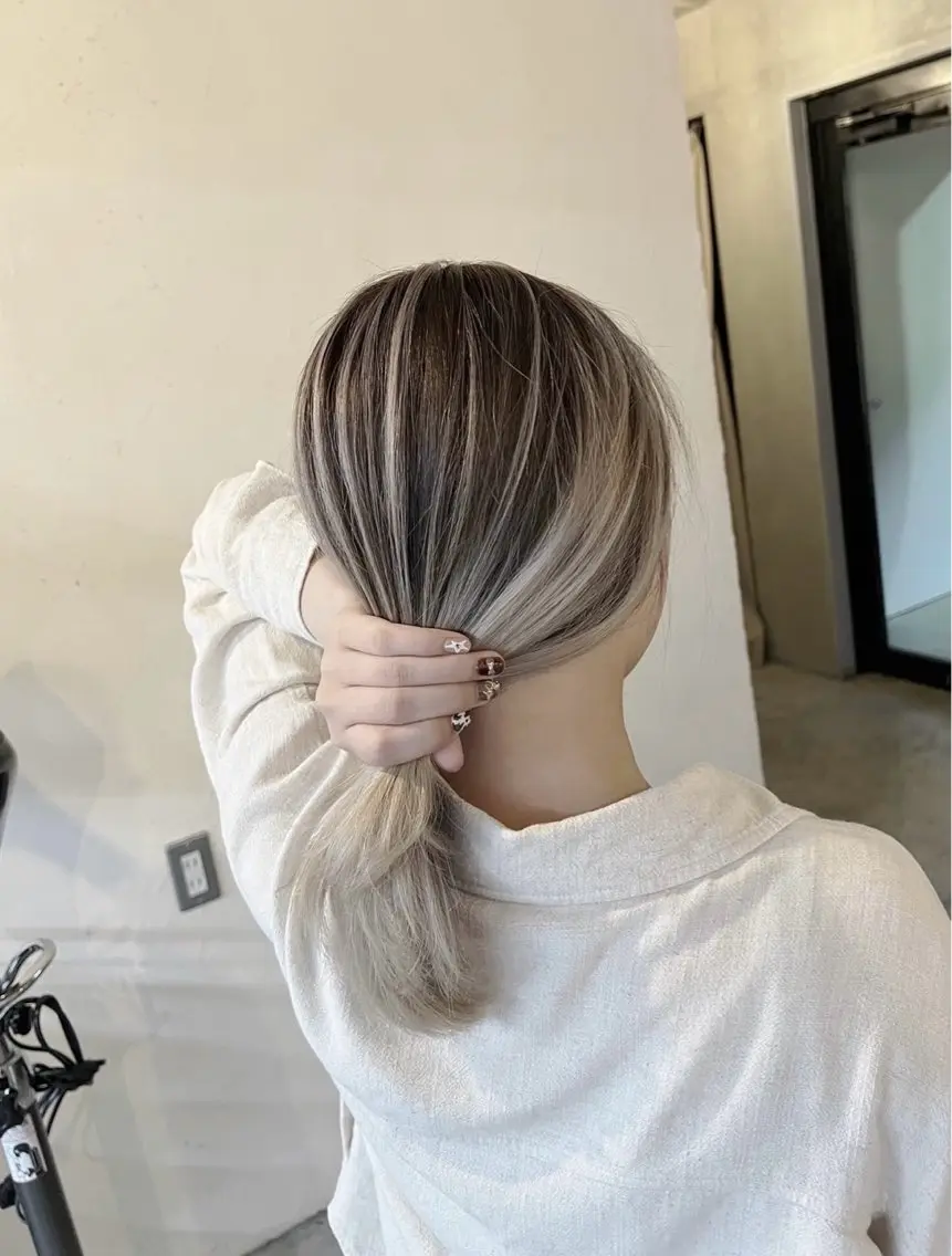 ミディアム カラー バレイヤージュ シルバー ホワイトシルバー レイヤーカット ヘアカラー トリートメント 指名数No.1 /NAOYAのヘアスタイル
