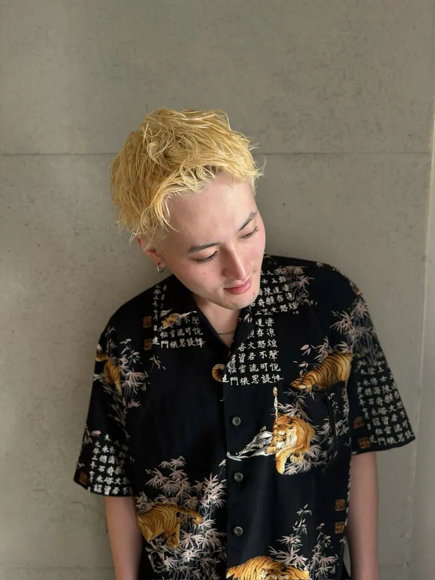 ショート カラー ブリーチ ブロンド くせ毛 カット ヘアカラー トリートメント マツダテ ホノカのヘアスタイル