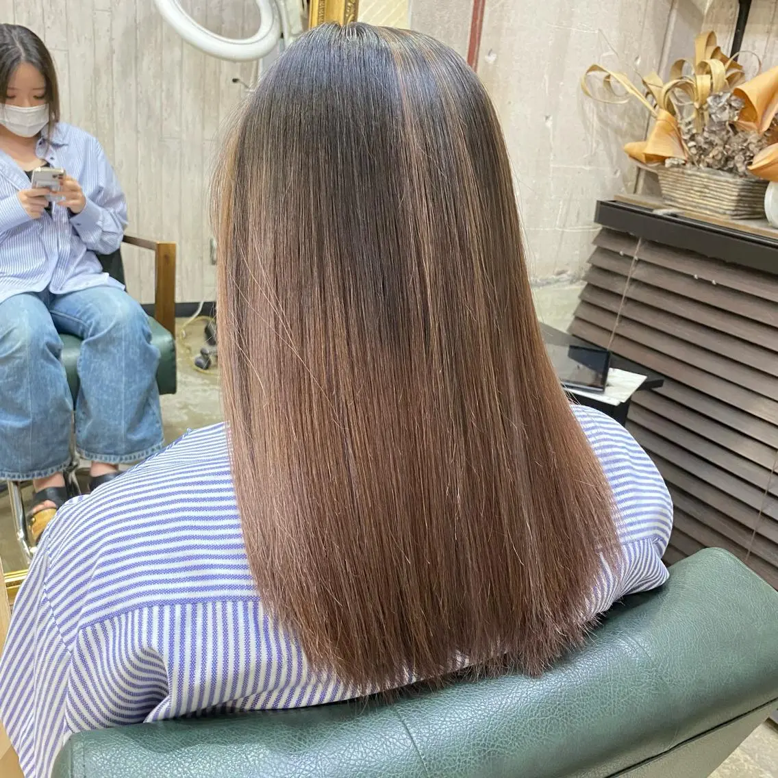 セミロング カラー バレイヤージュ グレージュ ミルクティーグレージュ レイヤーカット 勝河 怜楊のヘアスタイル