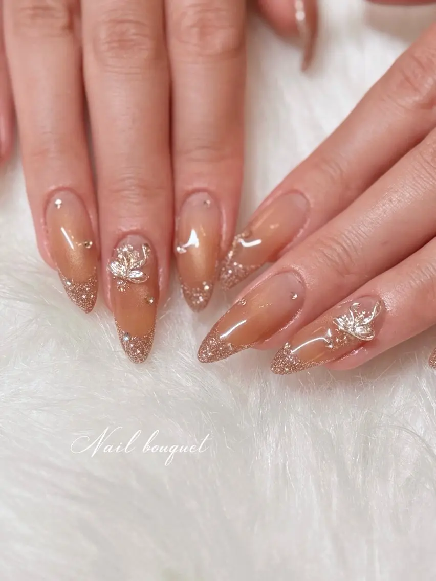 ネイル カジュアル フラッシュネイル フレンチネイル ガーリー キラキラネイル ハンドネイル Nail bouquetのネイルデザイン