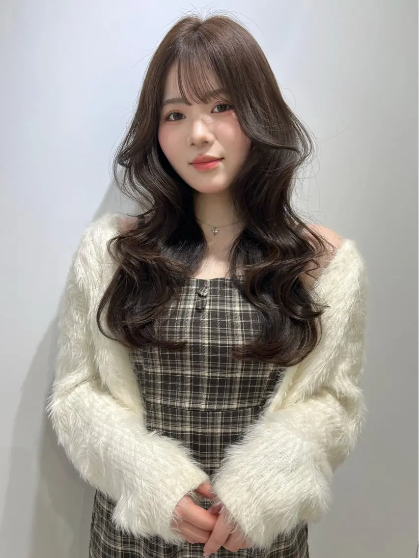 ロング カラー 透明感カラー グレージュ オリーブグレージュ オリーブグレー くびれヘア 'AXIS 栄 Konomiのヘアスタイル