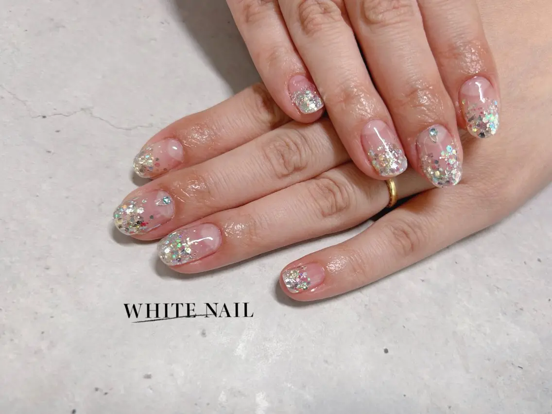 ネイル グラデーション ラメ(グリッター) ラメグラデーション ハンドネイル WHITE NAIL ホワイトネイルのネイルデザイン