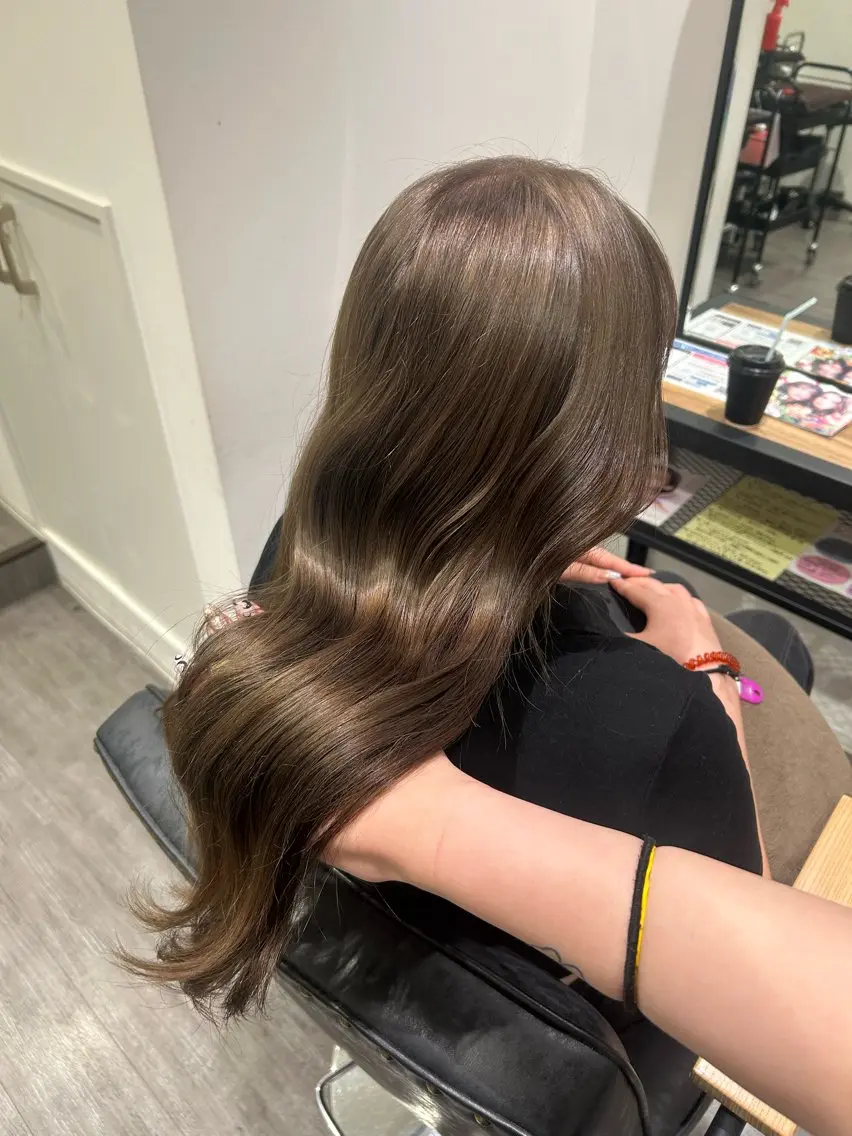 ロング カラー ヘアアレンジ ベージュカラー ハイトーンカラー ミルクティーベージュ ヘアカラー トリートメント cocotte 💟草間紫音💟のヘアスタイル