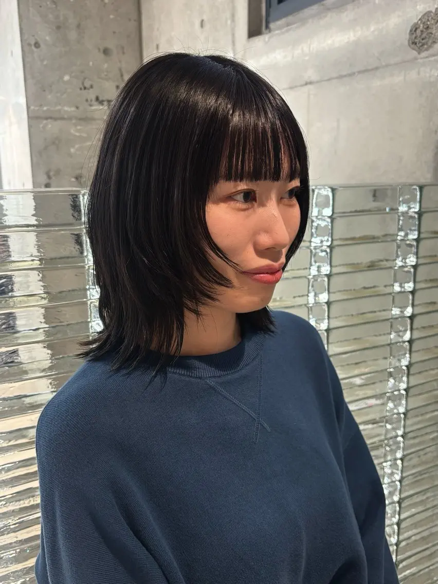 ミディアム カラー ミディアムレイヤー ダークグレー ダークグレージュ グレージュ レイヤーカット カット ヘアカラー シンバヒナノ/パーマ レイヤー/髪質改善のヘアスタイル