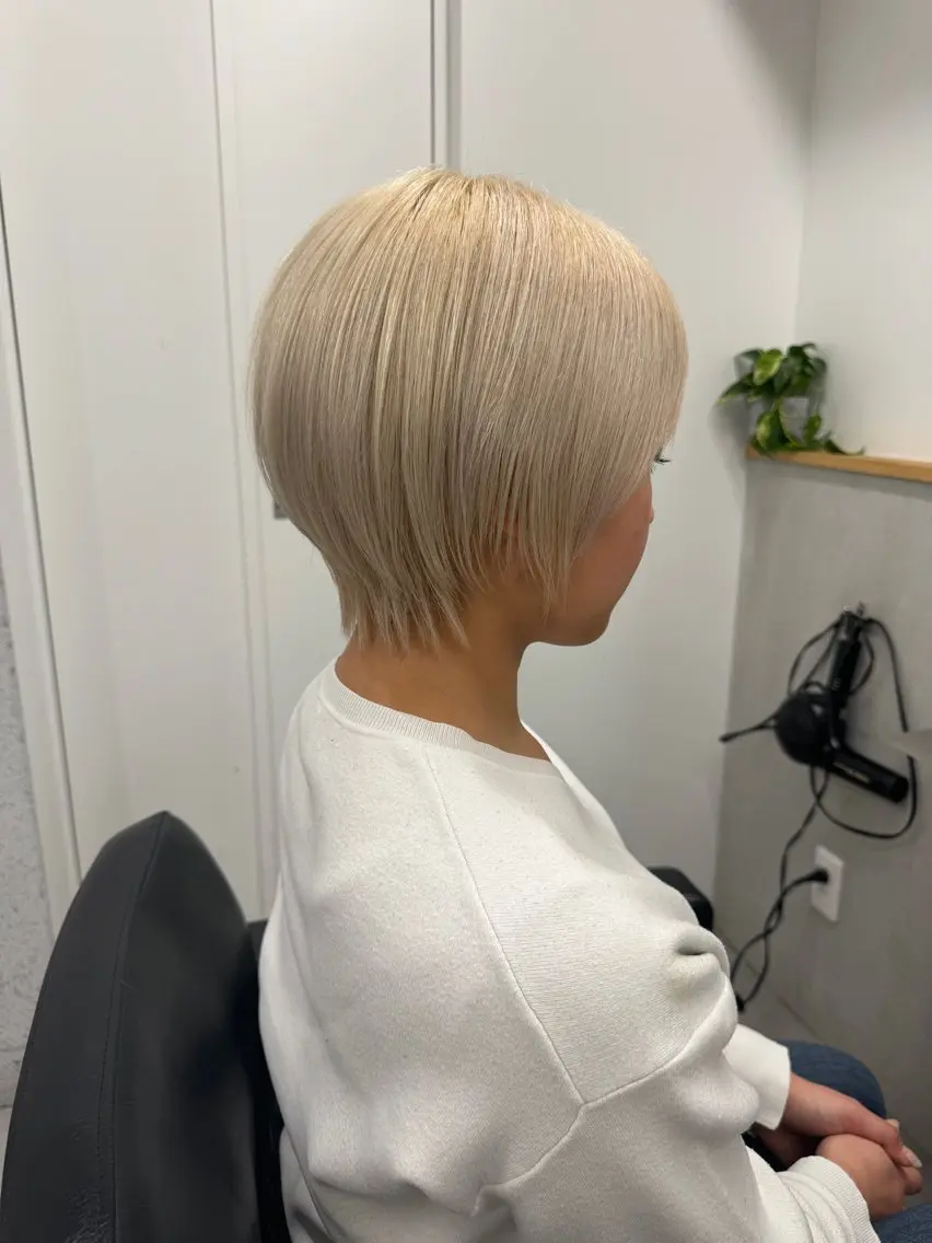 ショート カラー 切りっぱなしボブ レイヤー/縮毛矯正のヘアスタイル