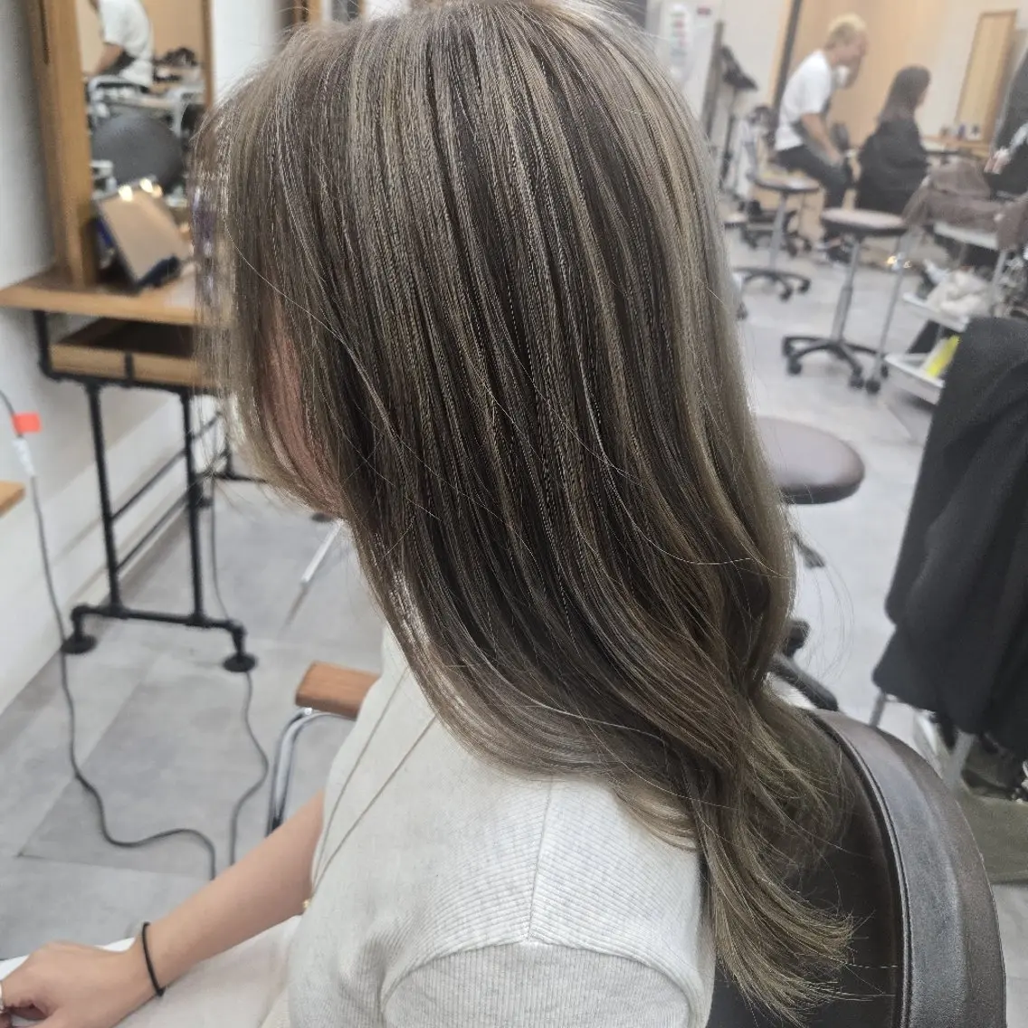 ロング レイヤーカット ヘアカラー 浜田りほ Luxbe 博多バスターミナルのヘアスタイル