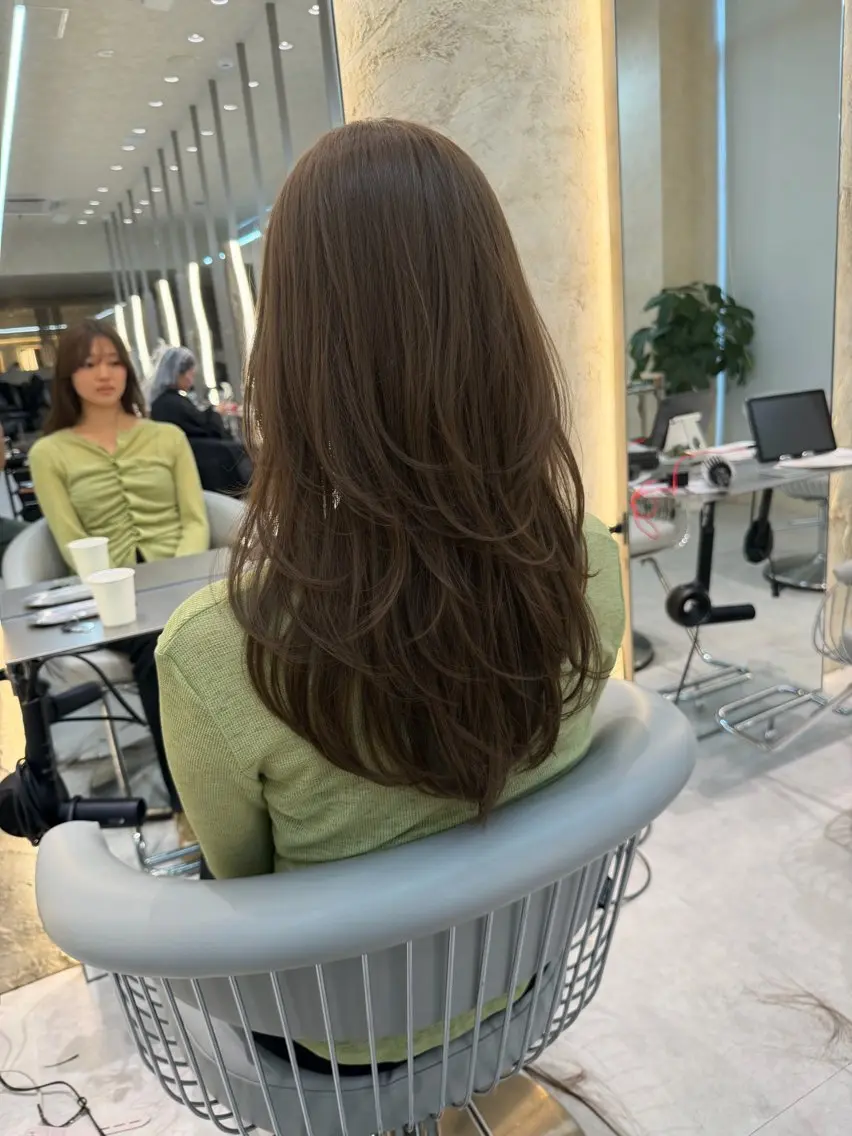 セミロング ヘアカラー 透明感カラー 韓国ヘア本郷のヘアスタイル