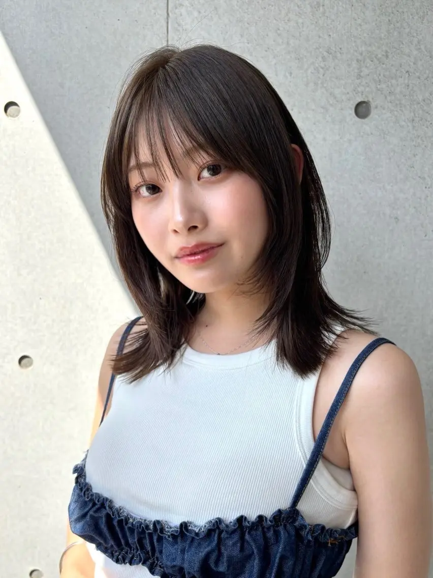 ミディアム 顔まわりレイヤー 顔周りカット レイヤーカット 佐藤 芽依のヘアスタイル