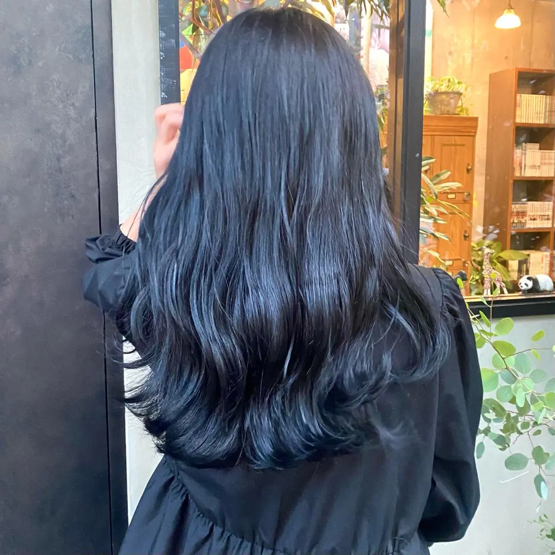 ロング カラー 黒髪 ブルーカラー ブルーブラック カット ヘアカラー トリートメント 比嘉 陽のヘアスタイル