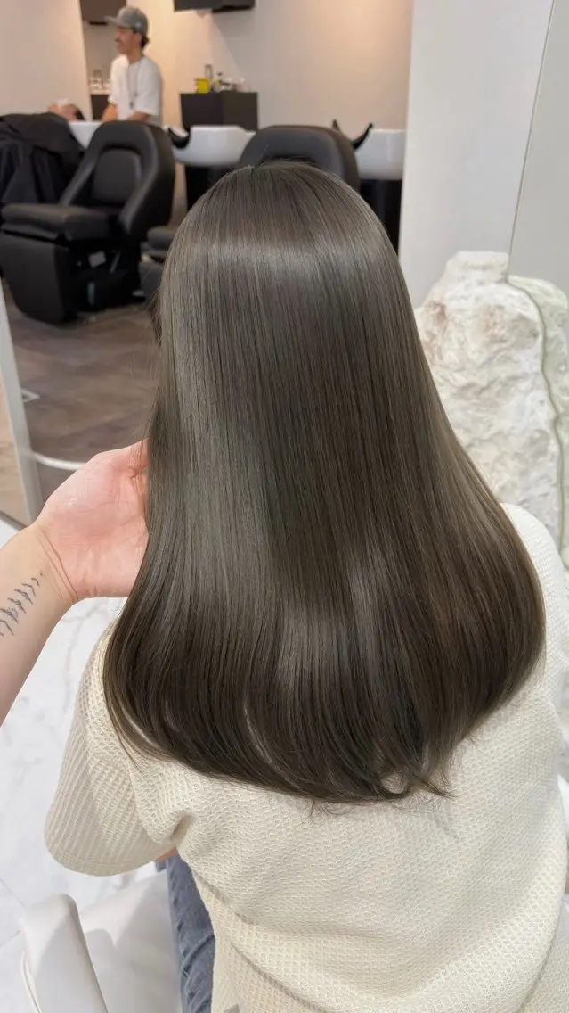 ミディアム カラー パーマ ベージュカラー ブリーチ 透明感カラー ダブルカラー グレージュ カット ヘアカラー トリートメント TOMO/ブリーチ 無しオリーブのヘアスタイル