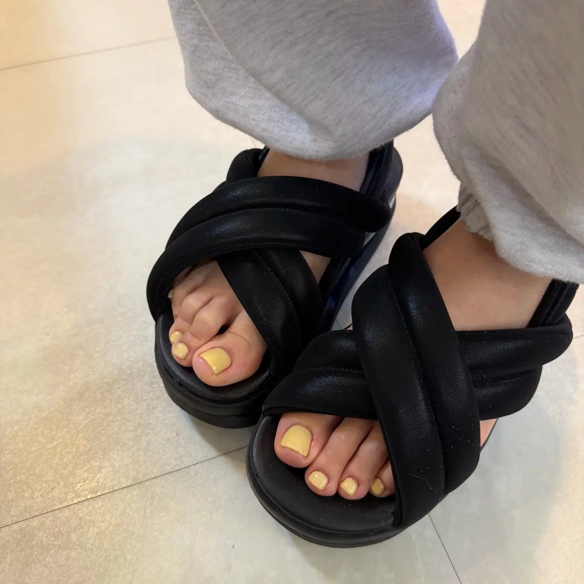 ネイル 黄色 フットネイル 井脇 優花のネイルデザイン
