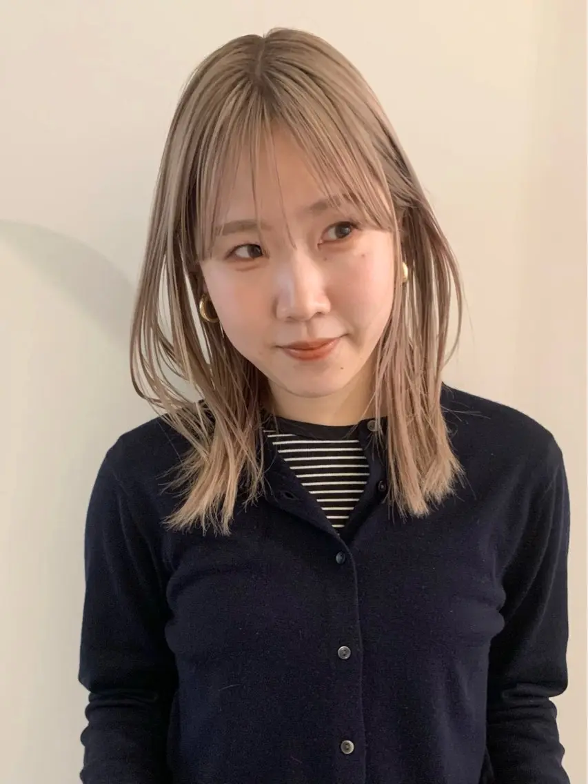 セミロング カラー ベージュカラー ブリーチ ホワイトベージュ カット ヘアカラー 落合希 Olivebeigeのヘアスタイル